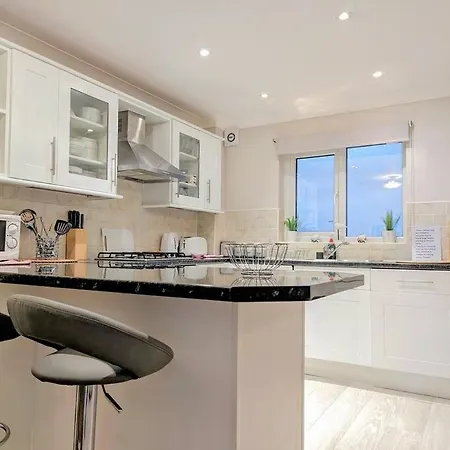 Fistral Beachside Escape - Dramatic Ocean Views Apartment Crantock