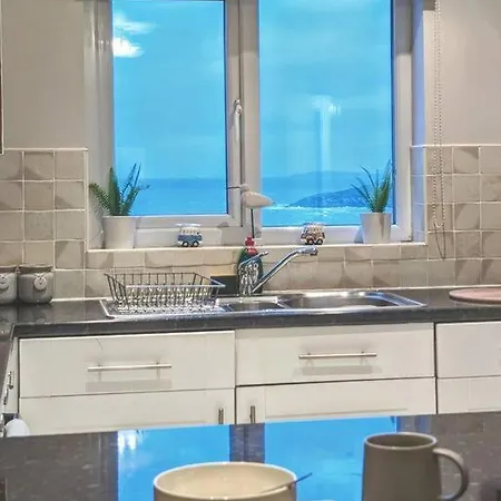 Fistral Beachside Escape - Dramatic Ocean Views Apartment Crantock